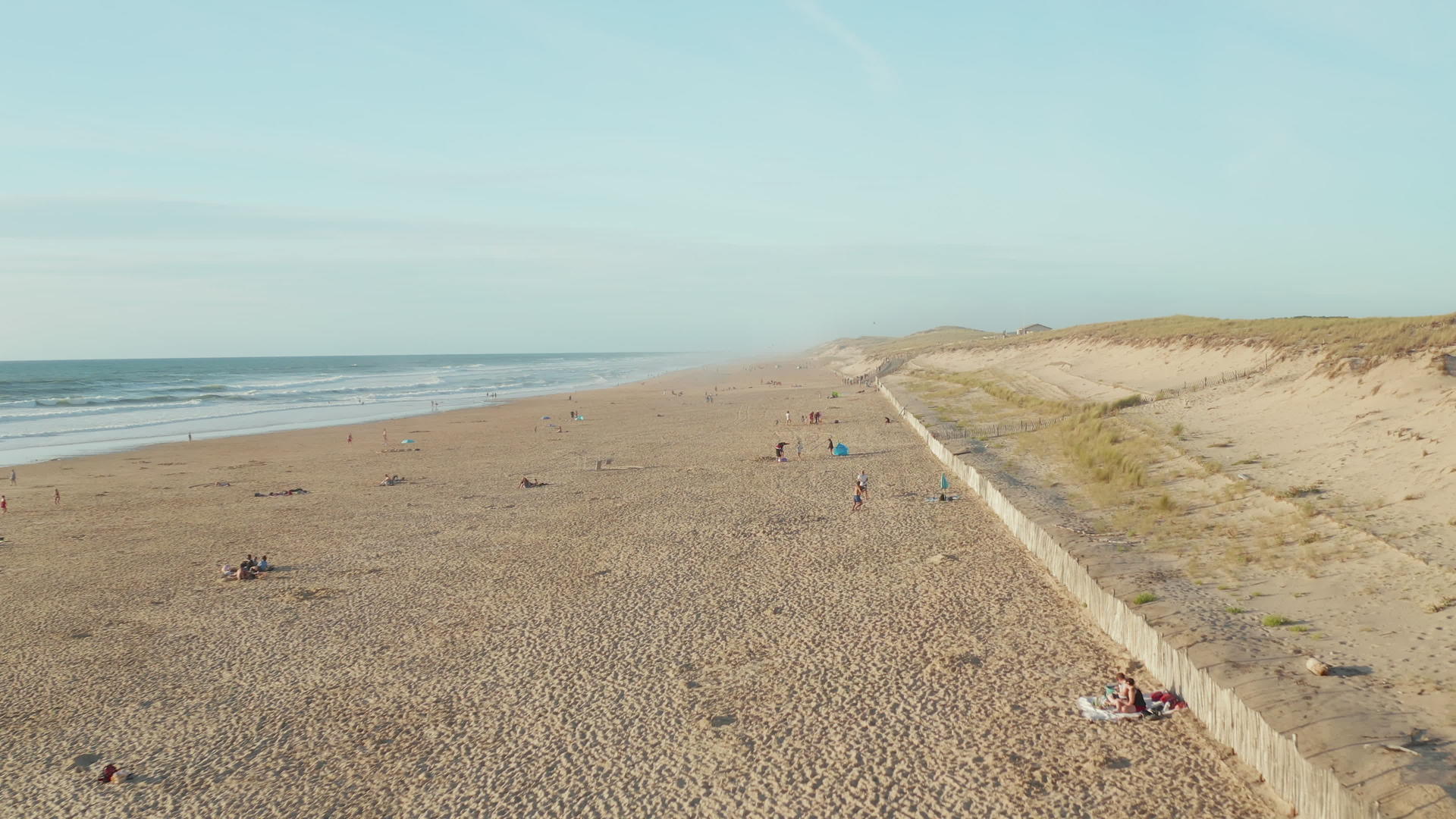 在弗朗西海岸南部美丽的海滩上人们享受着阳光明媚的一天视频的预览图