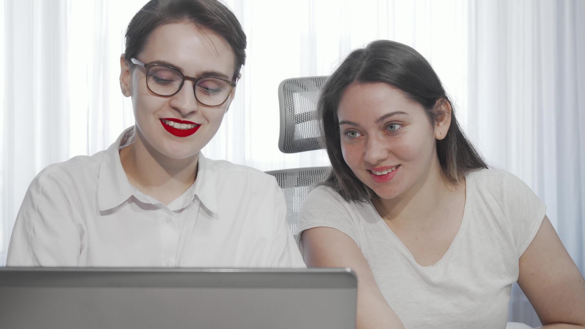 两名女性自由职业者在合作时使用笔记本电脑视频的预览图
