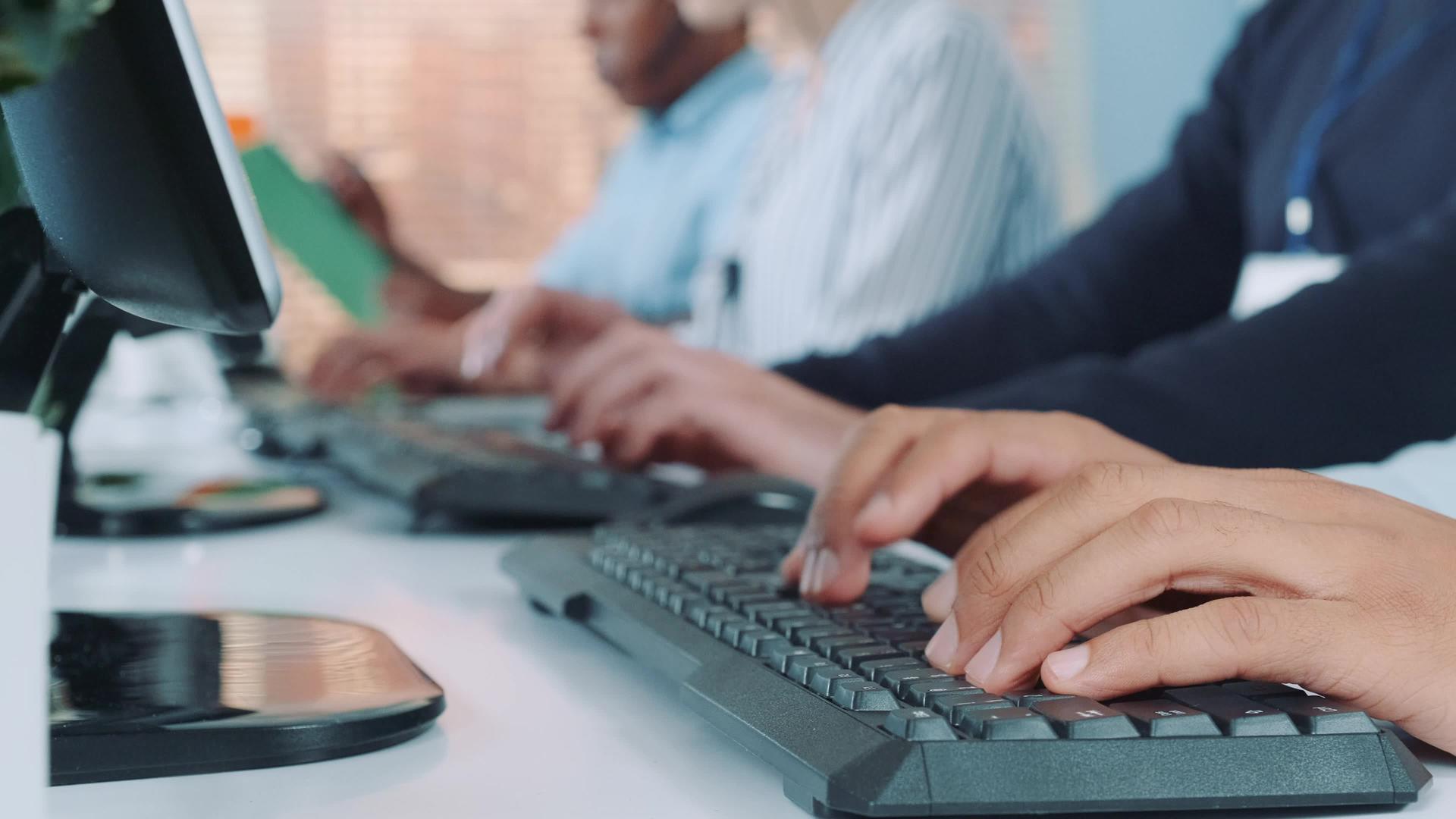操作员用手在现代办公室键盘上打字视频的预览图