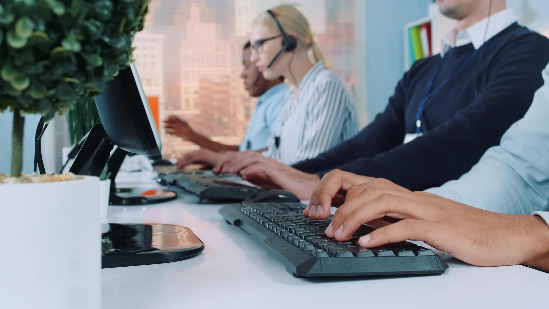 操作员在现代办公室键盘上打字视频的预览图