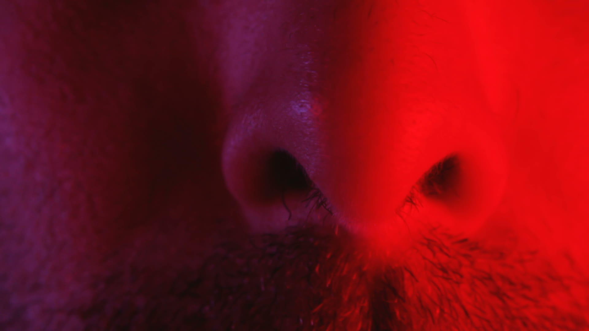 男性鼻子的大型闭合体强烈地嗅探或嗅探或呼吸视频的预览图