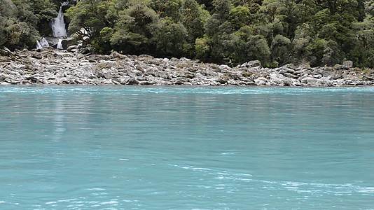 新西兰咆哮的比利瀑布绿松石水和瀑布视频的预览图