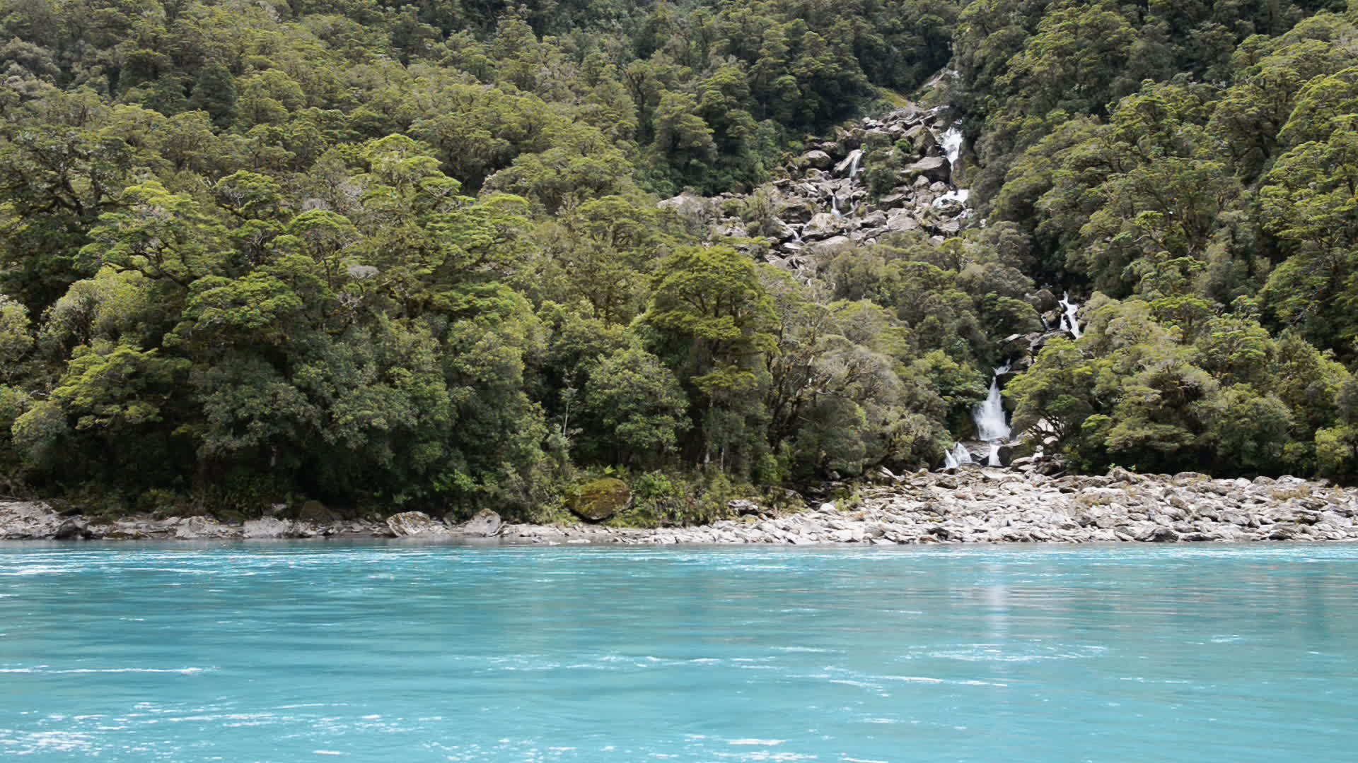 新西兰咆哮的比利瀑布绿松石水和瀑布视频的预览图