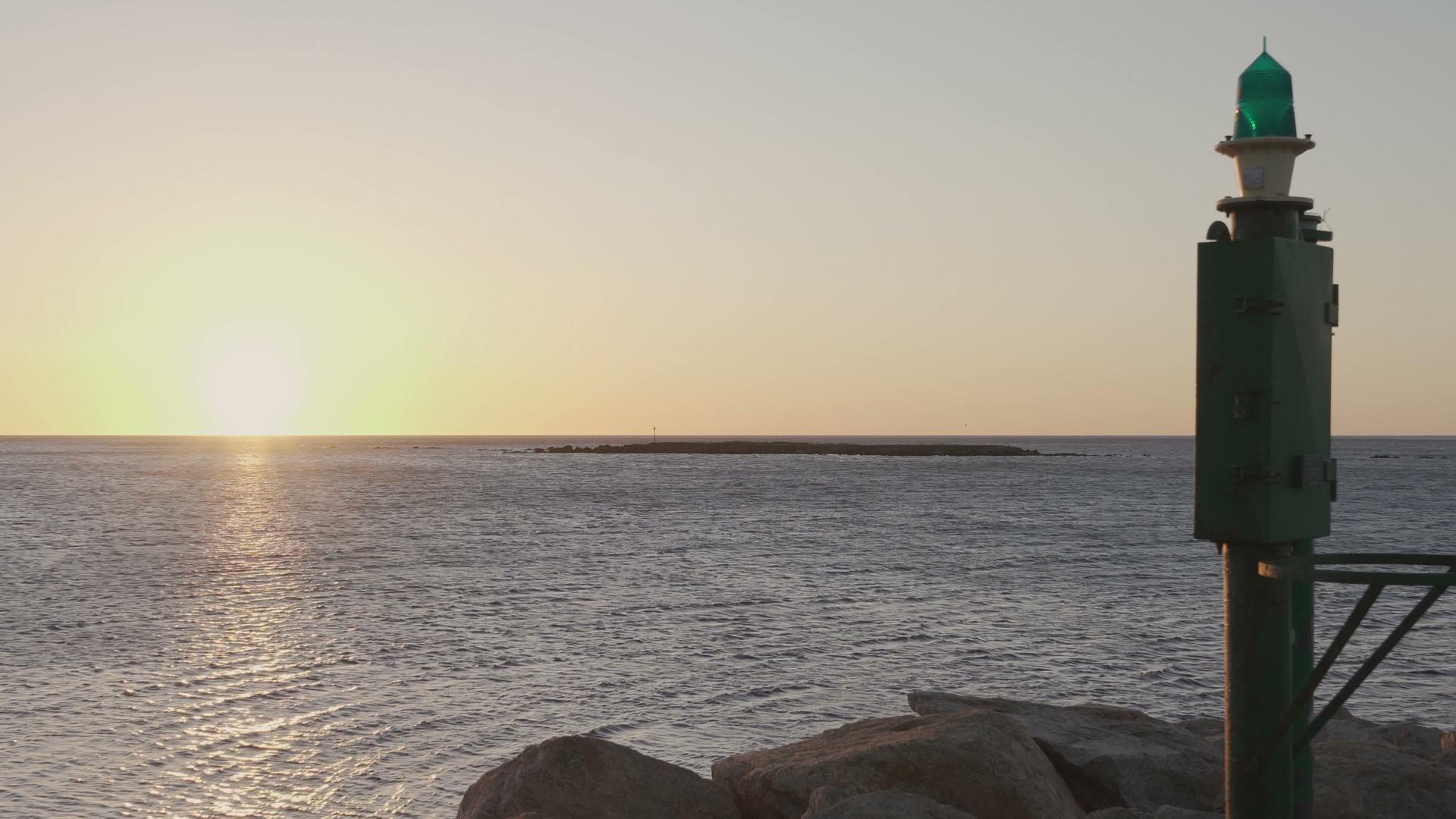 日出或日落时的大海视频的预览图