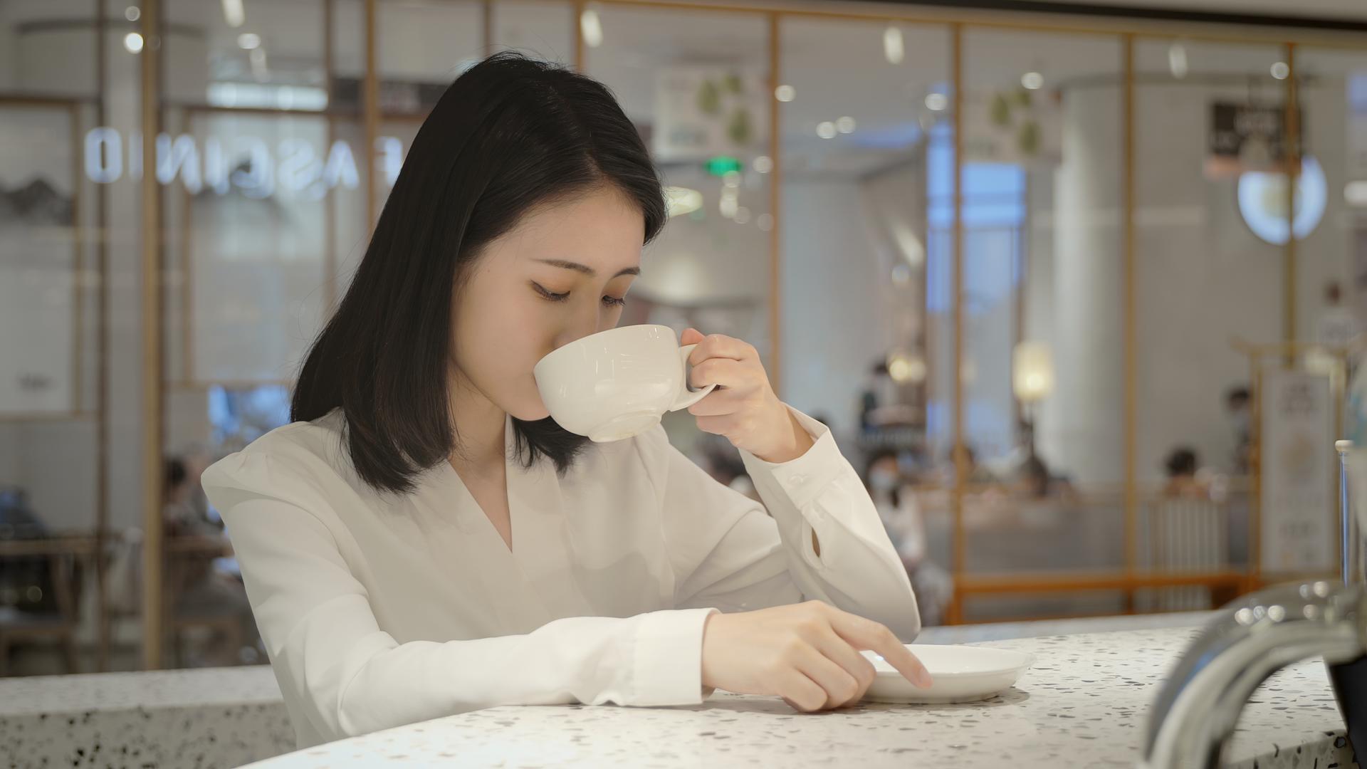 都市女生独自一人在吧台喝咖啡视频的预览图