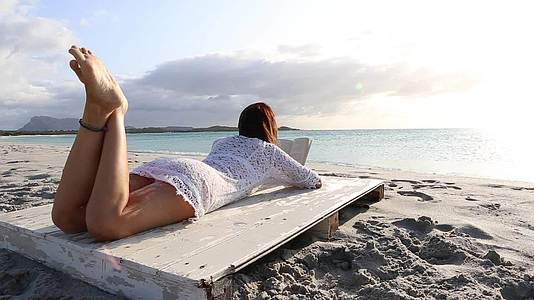 躺在海边的年轻女子视频的预览图