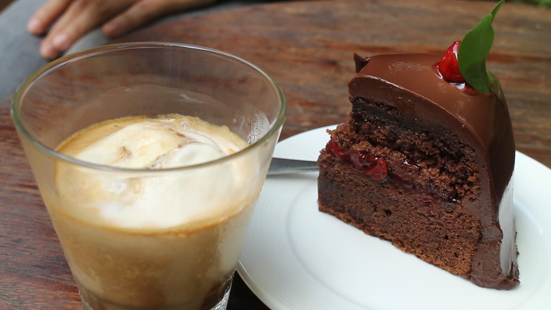 咖啡和黑森林蛋糕视频的预览图