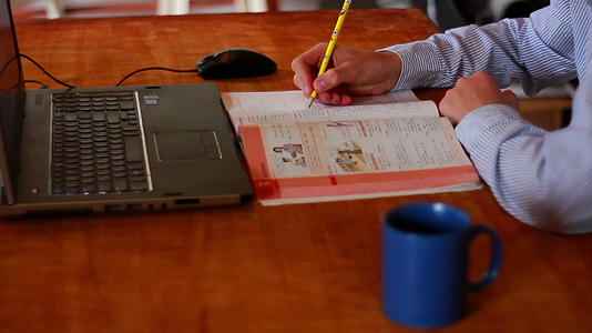 男性手从事笔记本电脑和饮茶视频的预览图