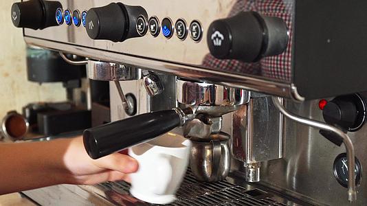 咖啡师在咖啡机里煮咖啡视频的预览图