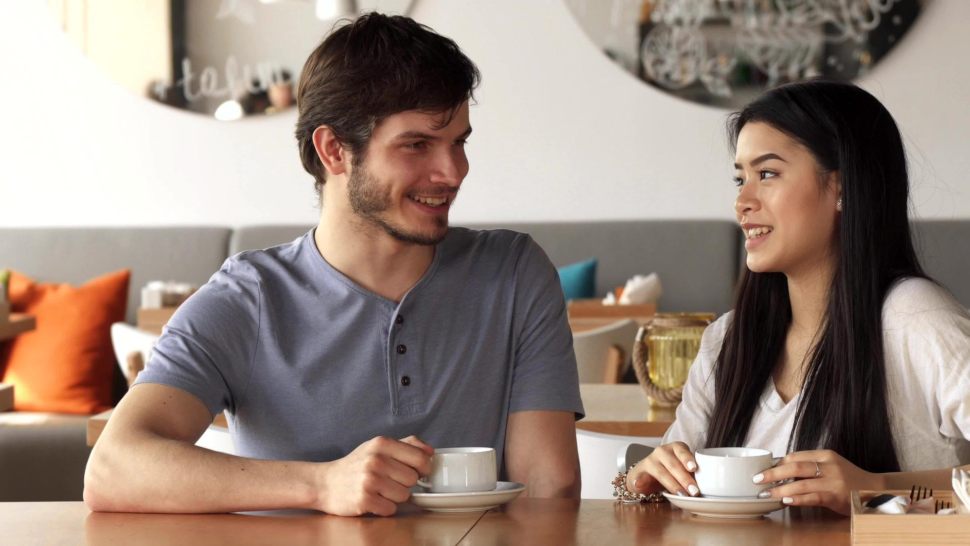 男人和他在咖啡馆的女朋友聊天视频的预览图