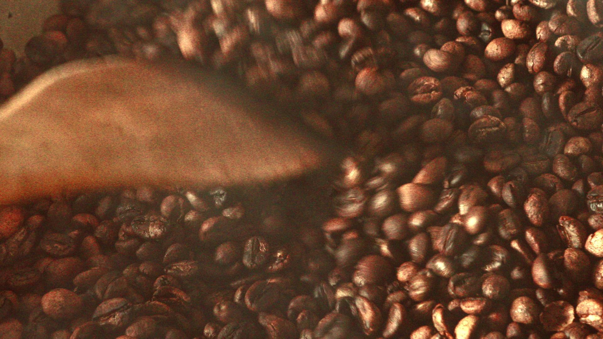 在古代传统的过程中烘烤的咖啡视频的预览图
