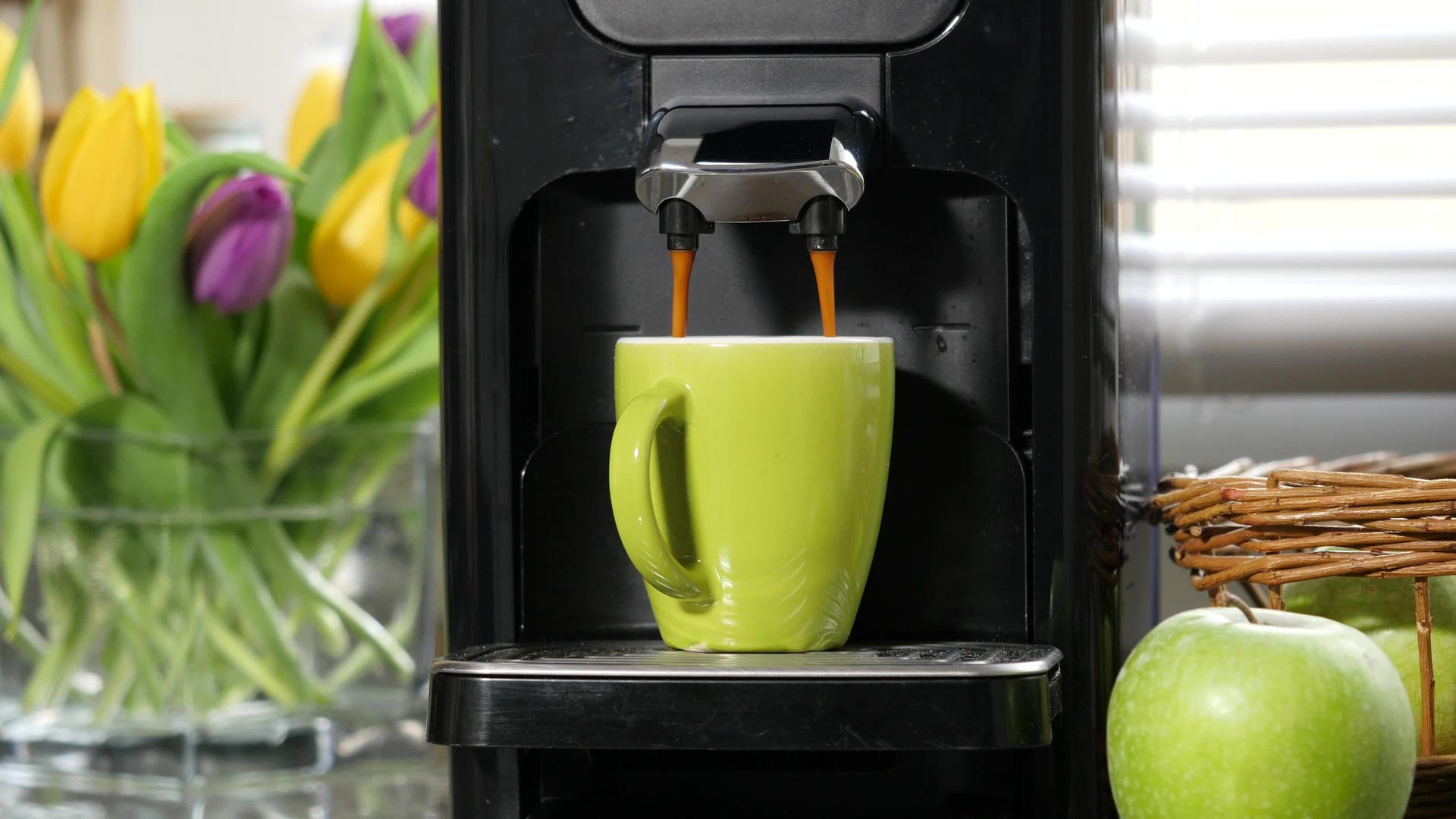 咖啡机里的绿杯视频的预览图
