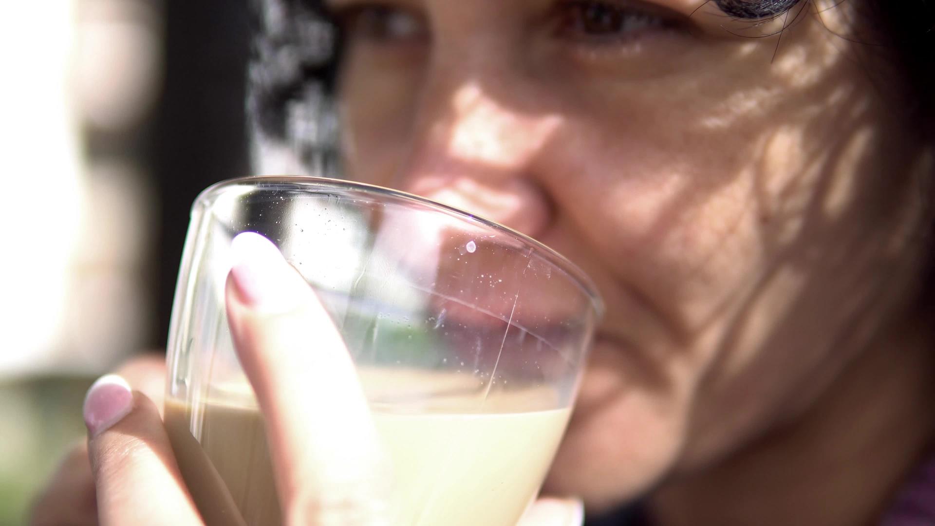 成年女性在户外放松时喝咖啡和咖啡视频的预览图