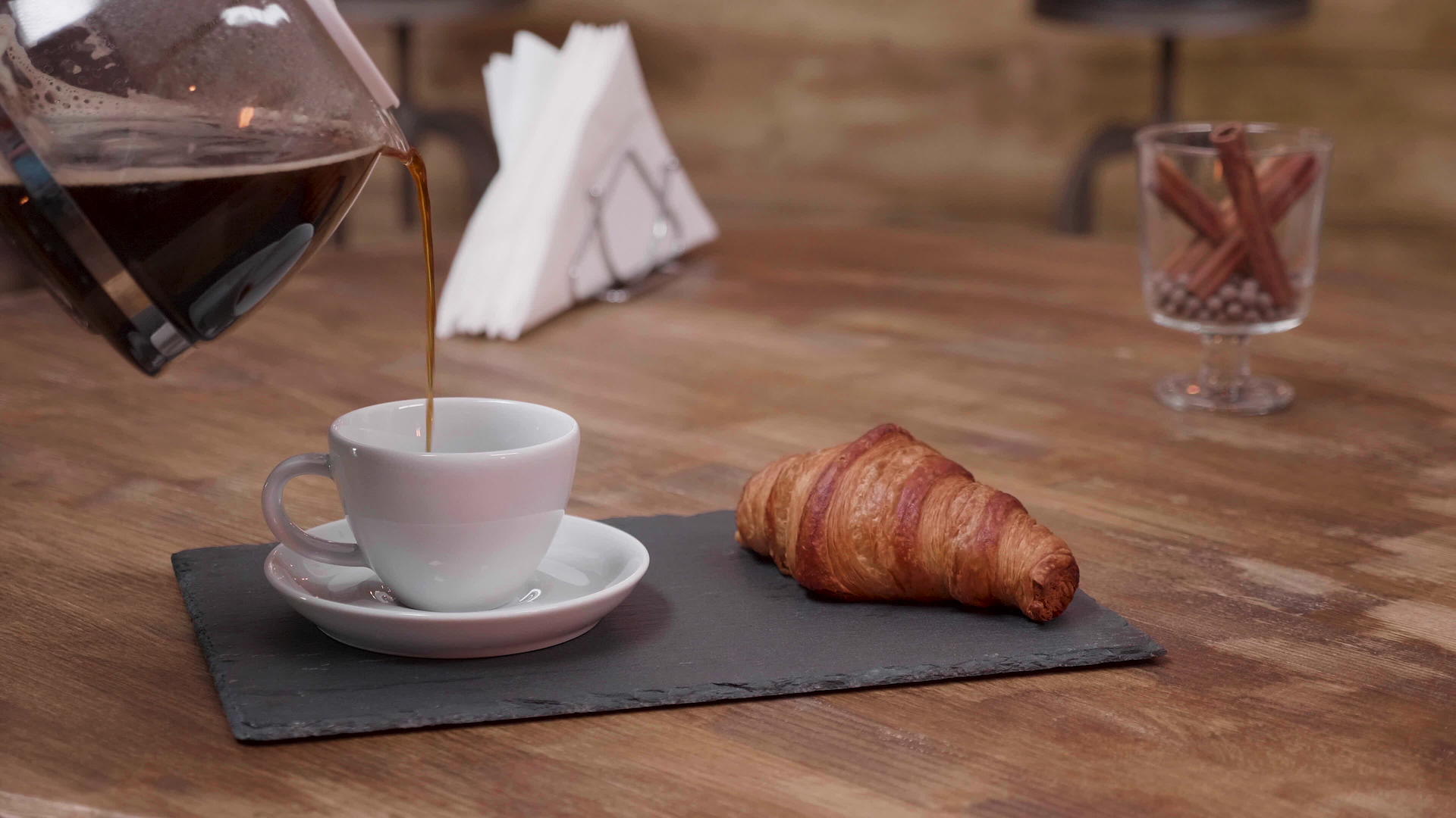 热咖啡从新酿的满杯酒中倒出视频的预览图