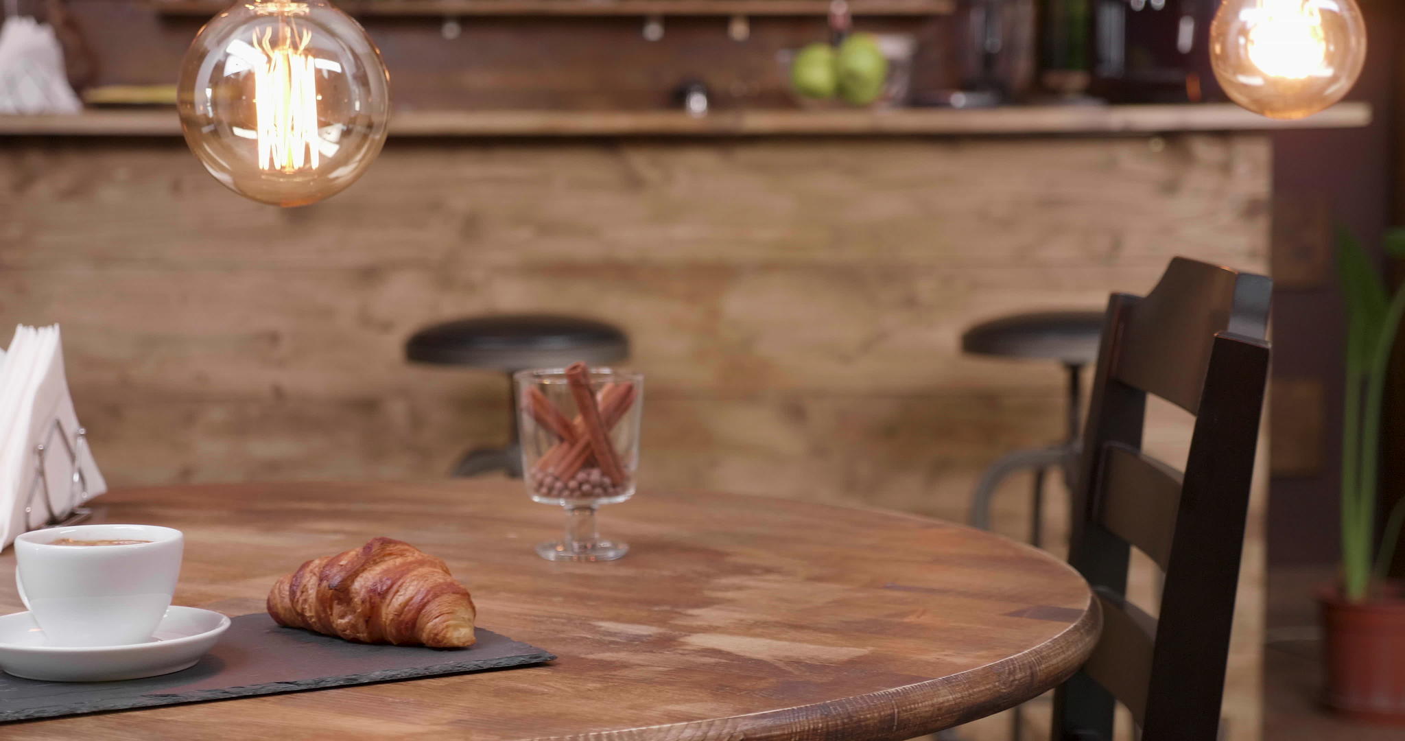 一杯美国咖啡和法国羊角面包近距离露面镜头视频的预览图