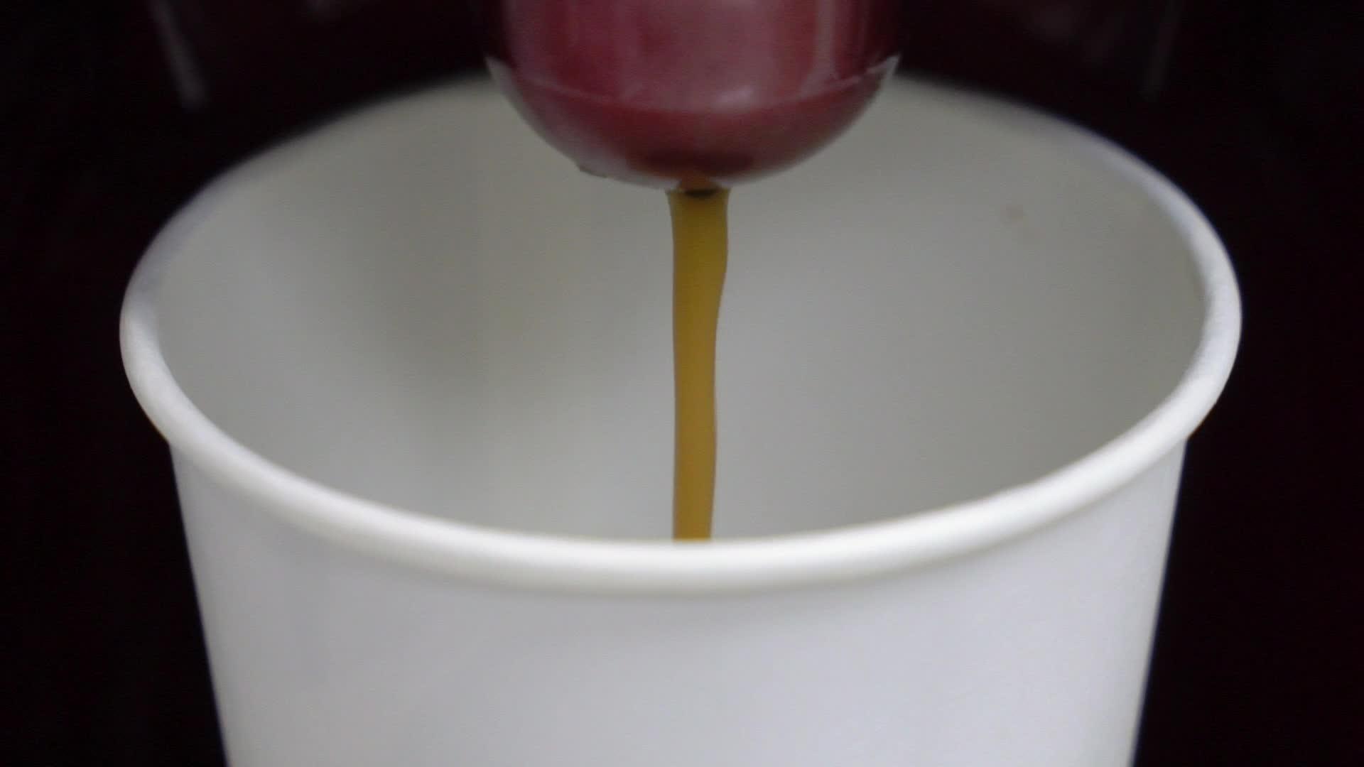 在机器里准备咖啡或卡布奇诺饮料视频的预览图