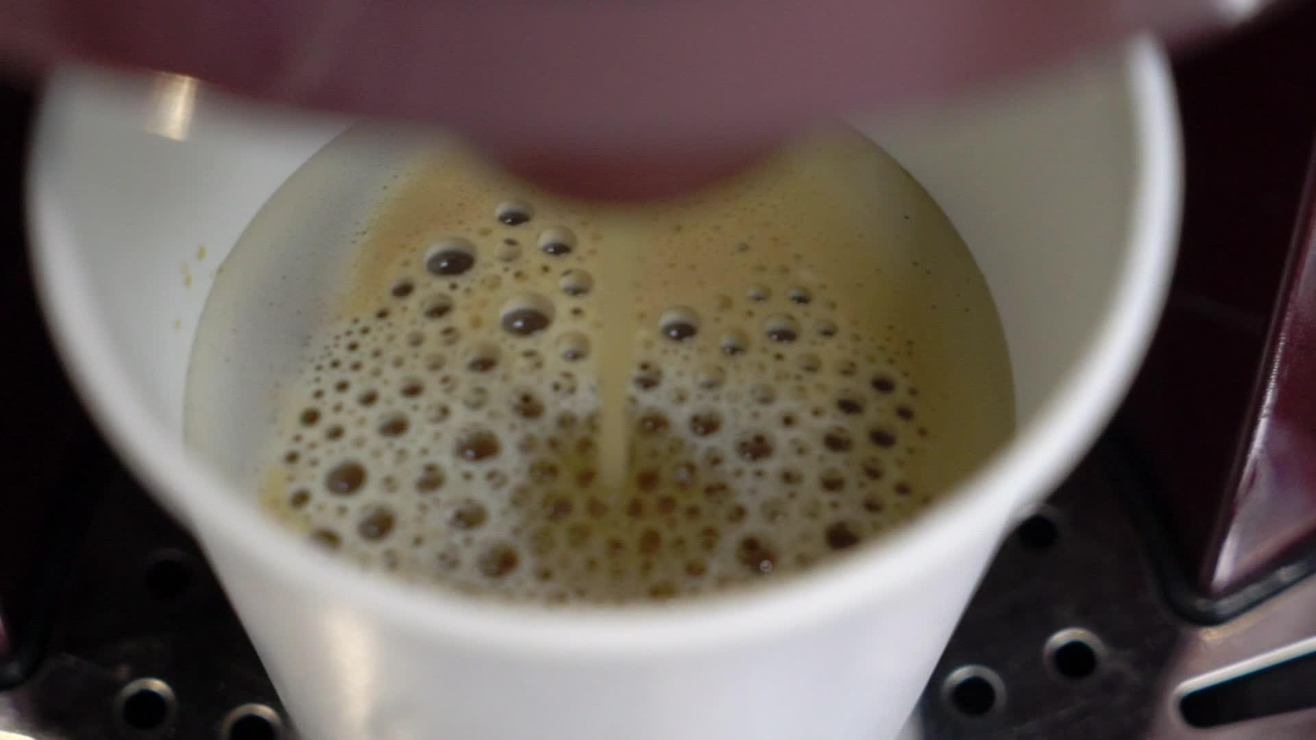 在机器里准备咖啡咖啡或卡布奇诺饮料视频的预览图