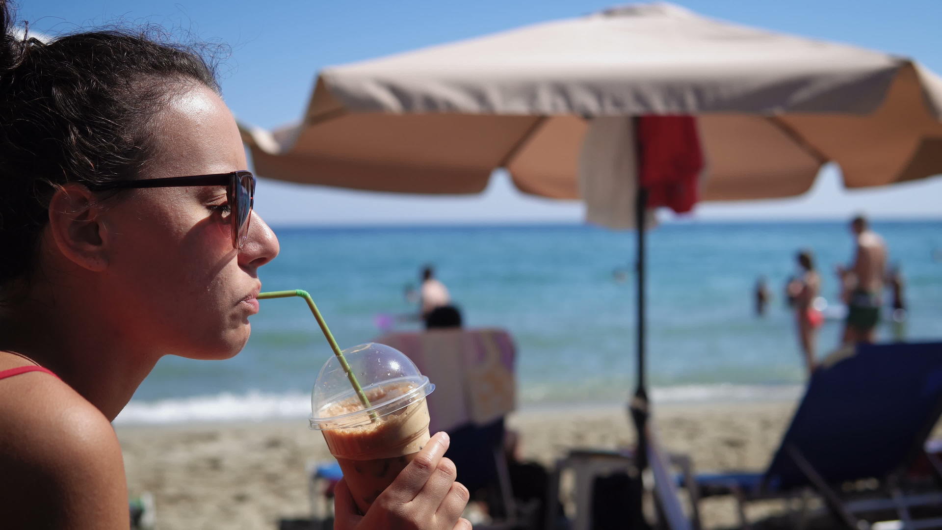 在沙滩上喝酒frape咖啡因视频的预览图