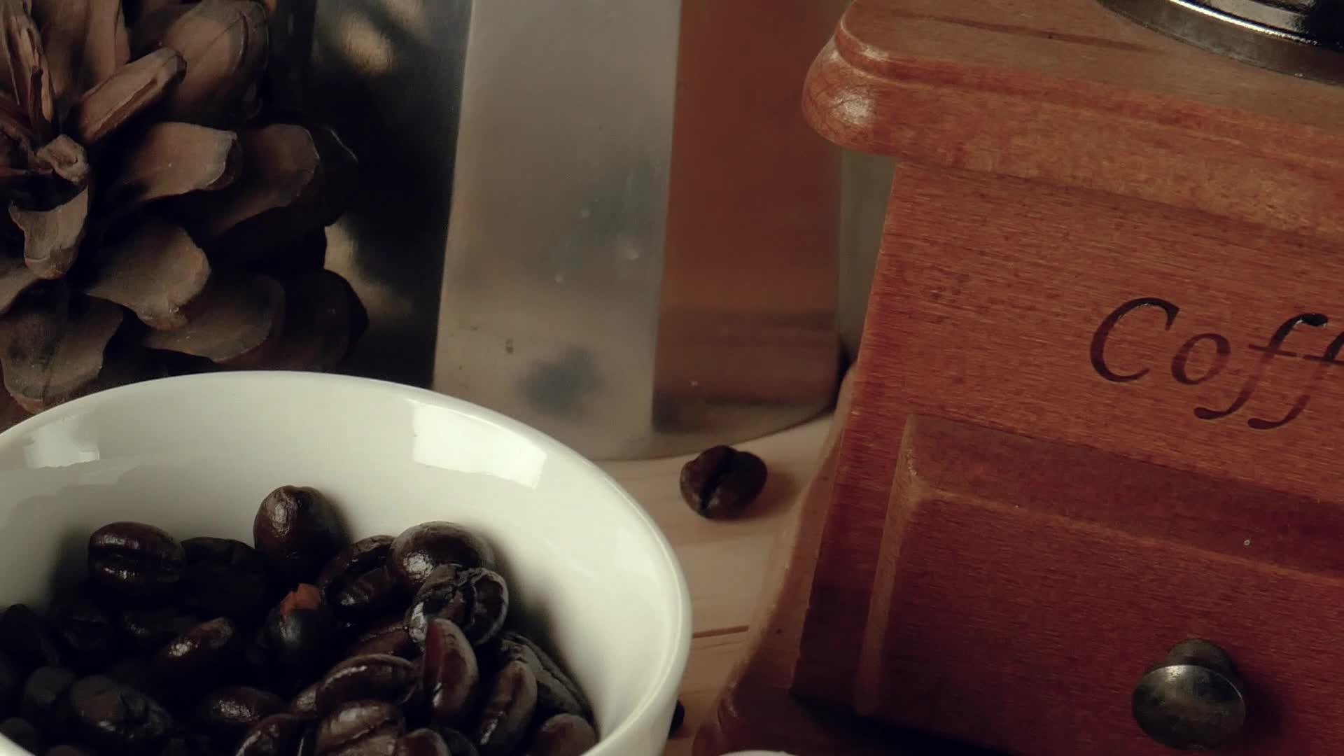 咖啡豆在白杯中移动到木桌相机中视频的预览图