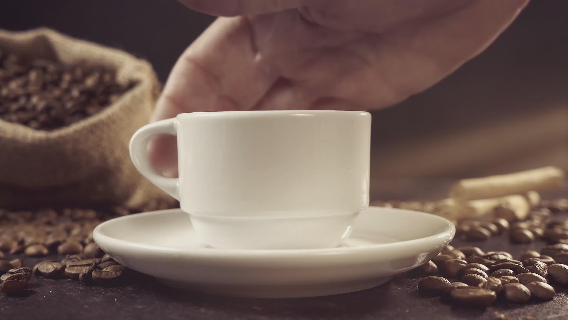 在杯子上煮咖啡视频的预览图