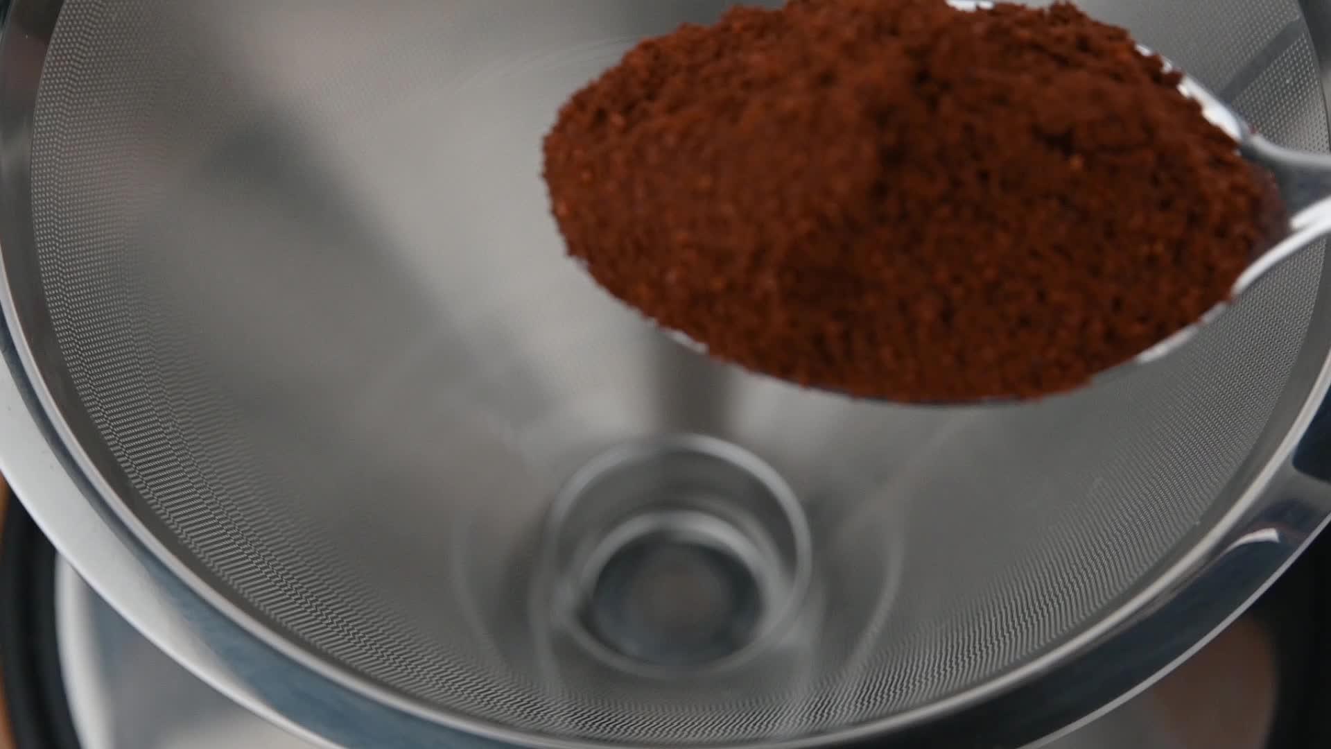 地面咖啡倒入金属过滤器中视频的预览图