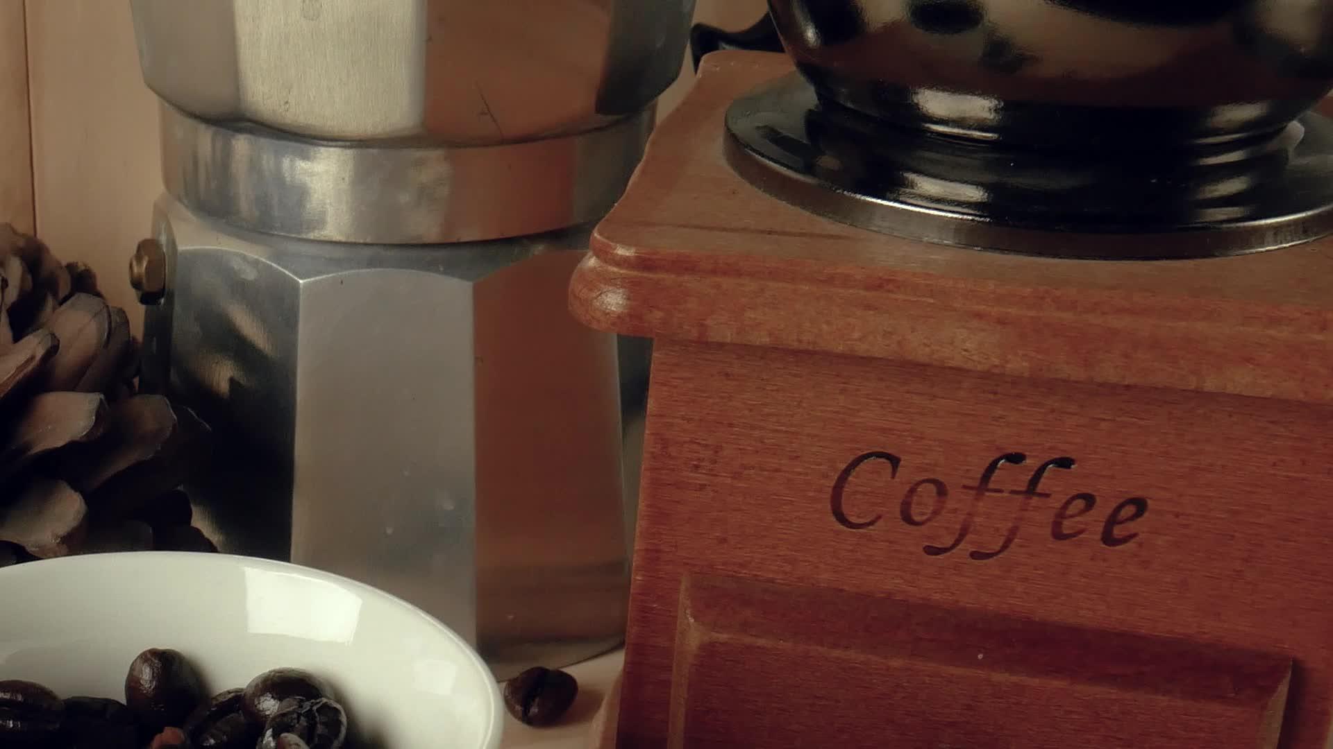 木桌上的白杯里有咖啡豆视频的预览图