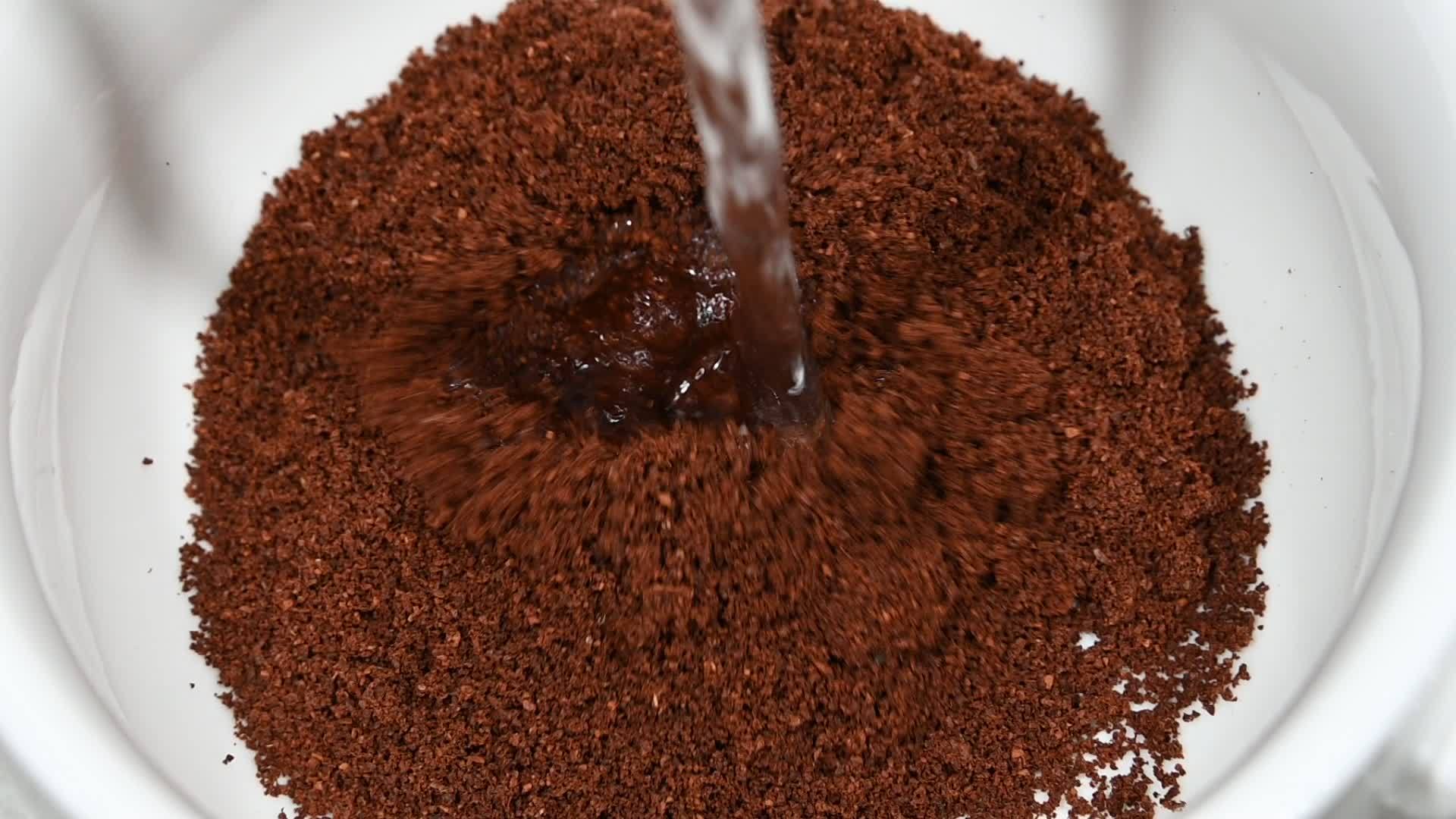 热水倒在地面咖啡杯里视频的预览图