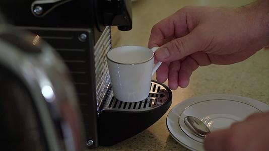 早上喝咖啡回家吃早餐视频的预览图