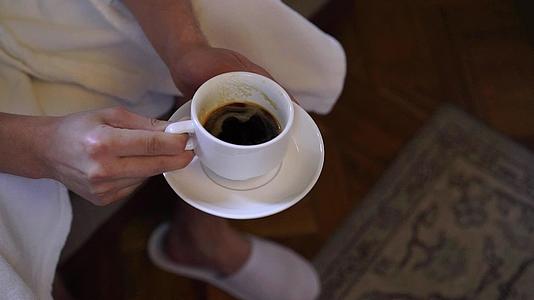 年轻人早上在家喝杯茶和咖啡吃早餐视频的预览图