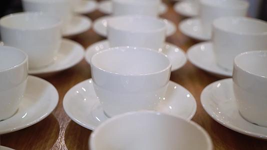 餐馆里有许多茶杯或咖啡准备参加晚宴视频的预览图