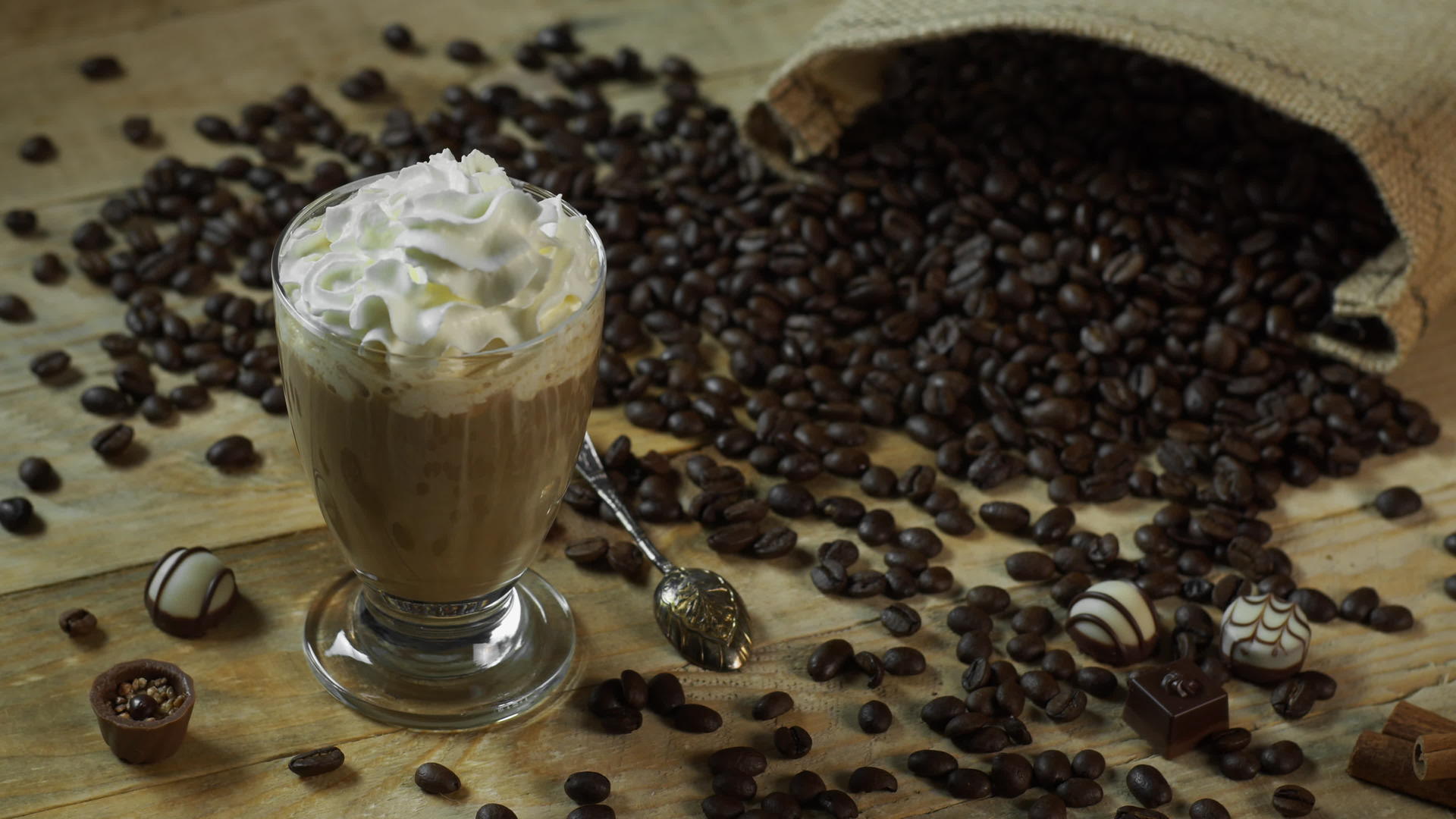 肉桂洒在香咖啡拿铁上视频的预览图