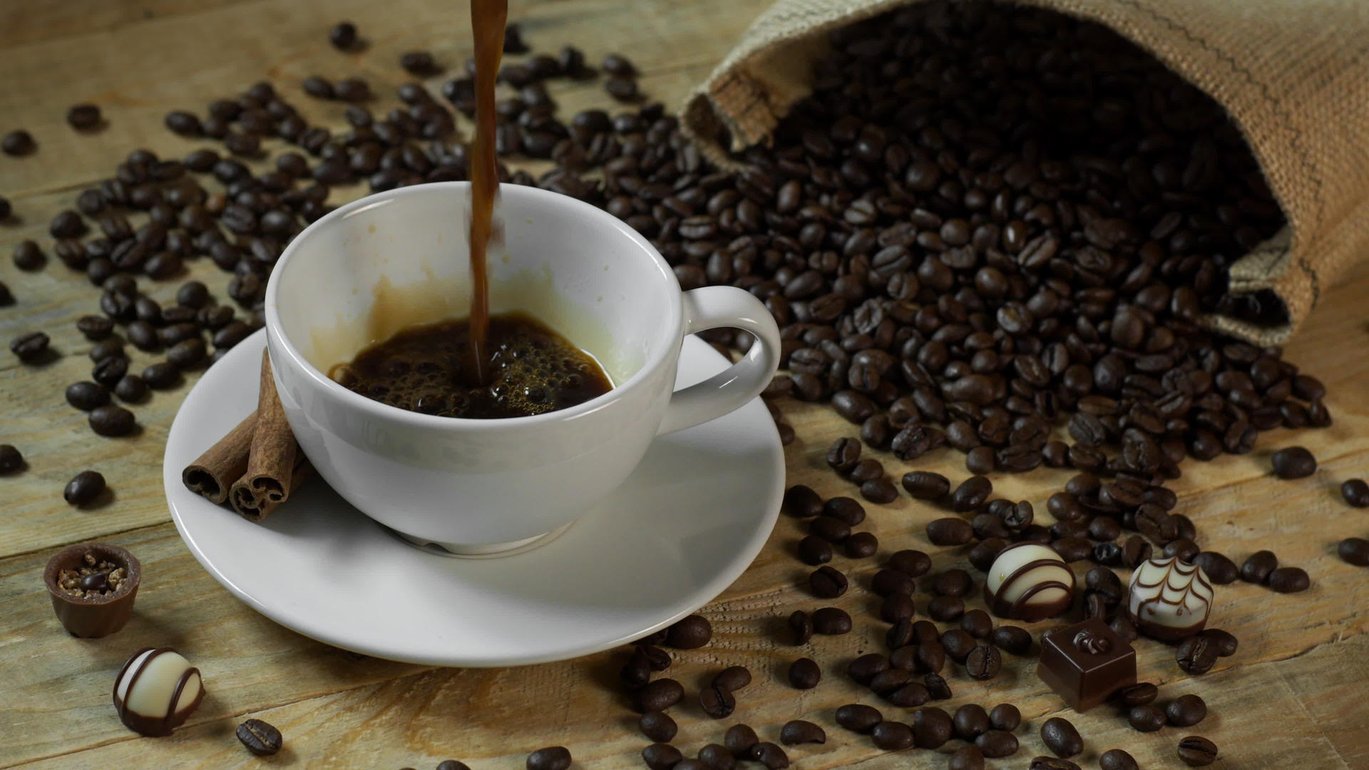 把黑咖啡倒进木桌上的咖啡杯里视频的预览图