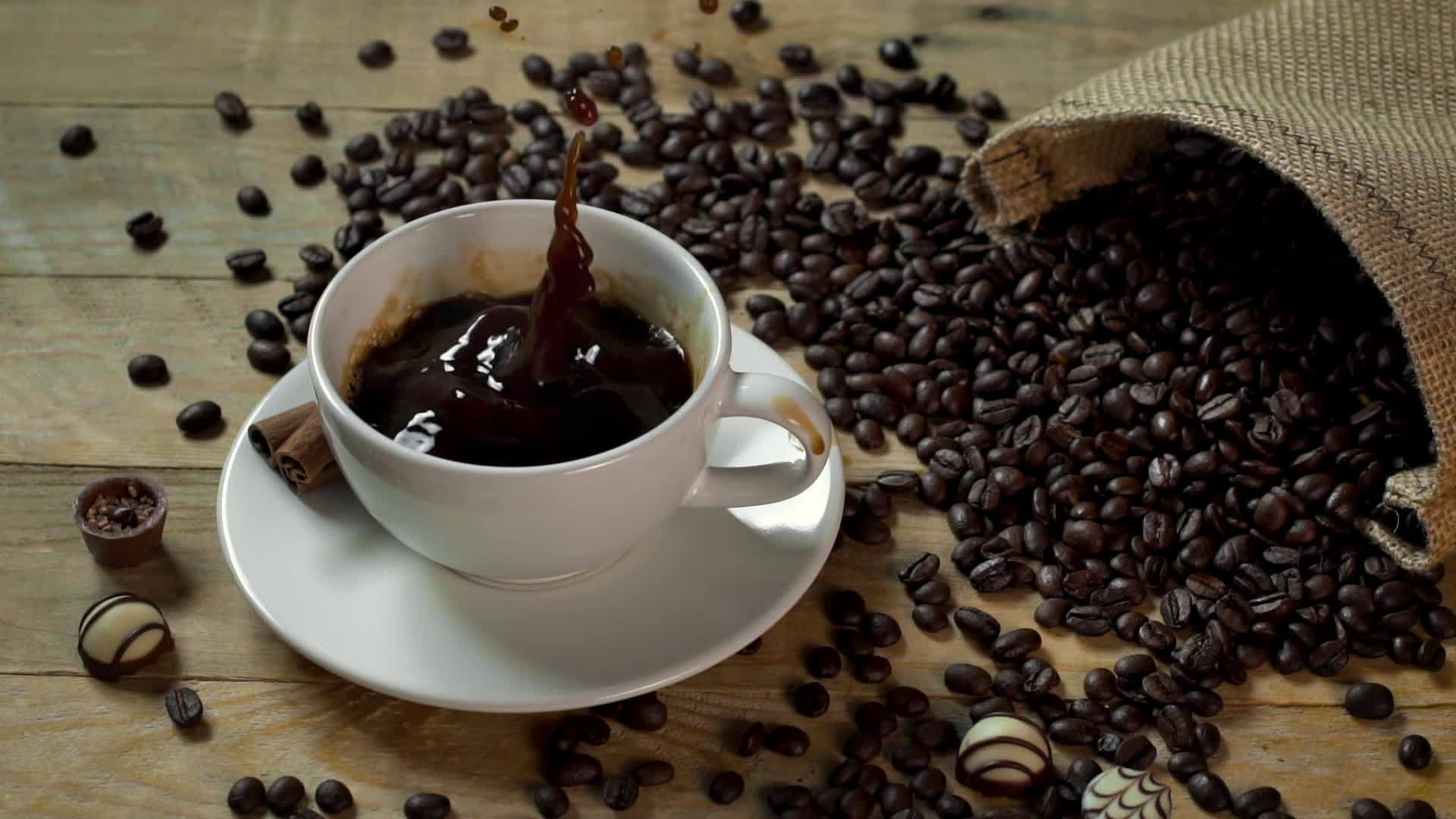 一杯咖啡豆上的糖浆视频的预览图