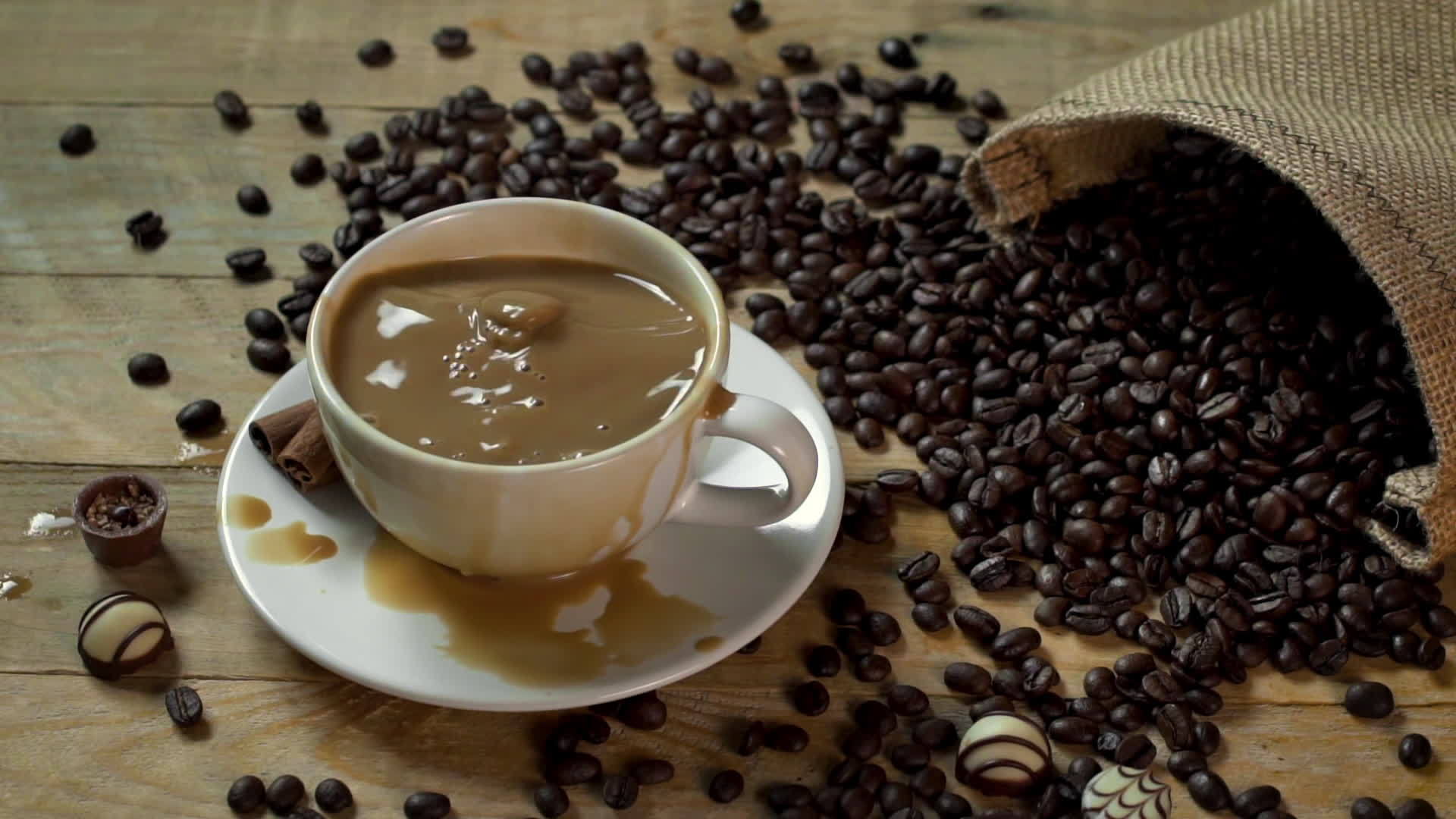 糖块在咖啡杯里喷洒咖啡杯中的奶油和奶油视频的预览图