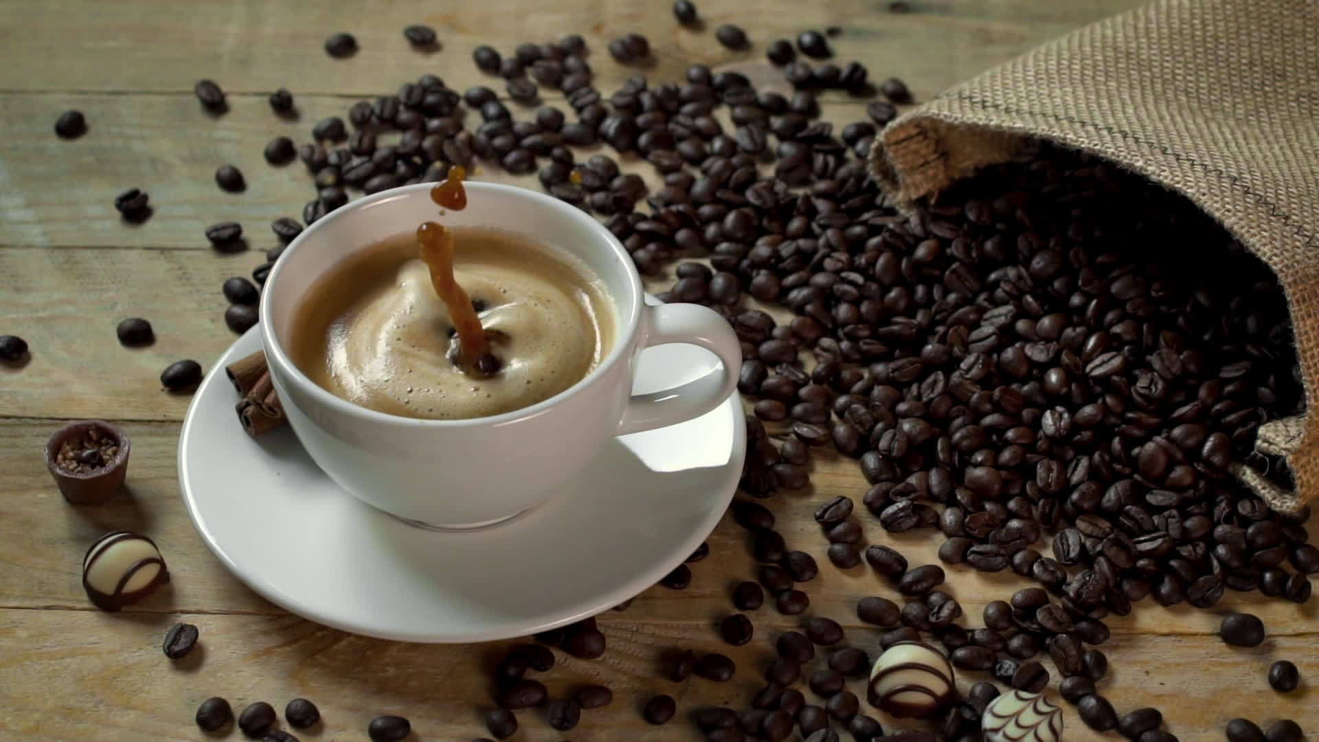 糖块喷在咖啡馆的拿铁咖啡里视频的预览图