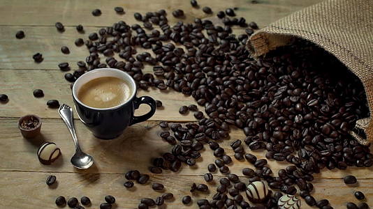 咖啡豆上浓缩了意大利风格视频的预览图