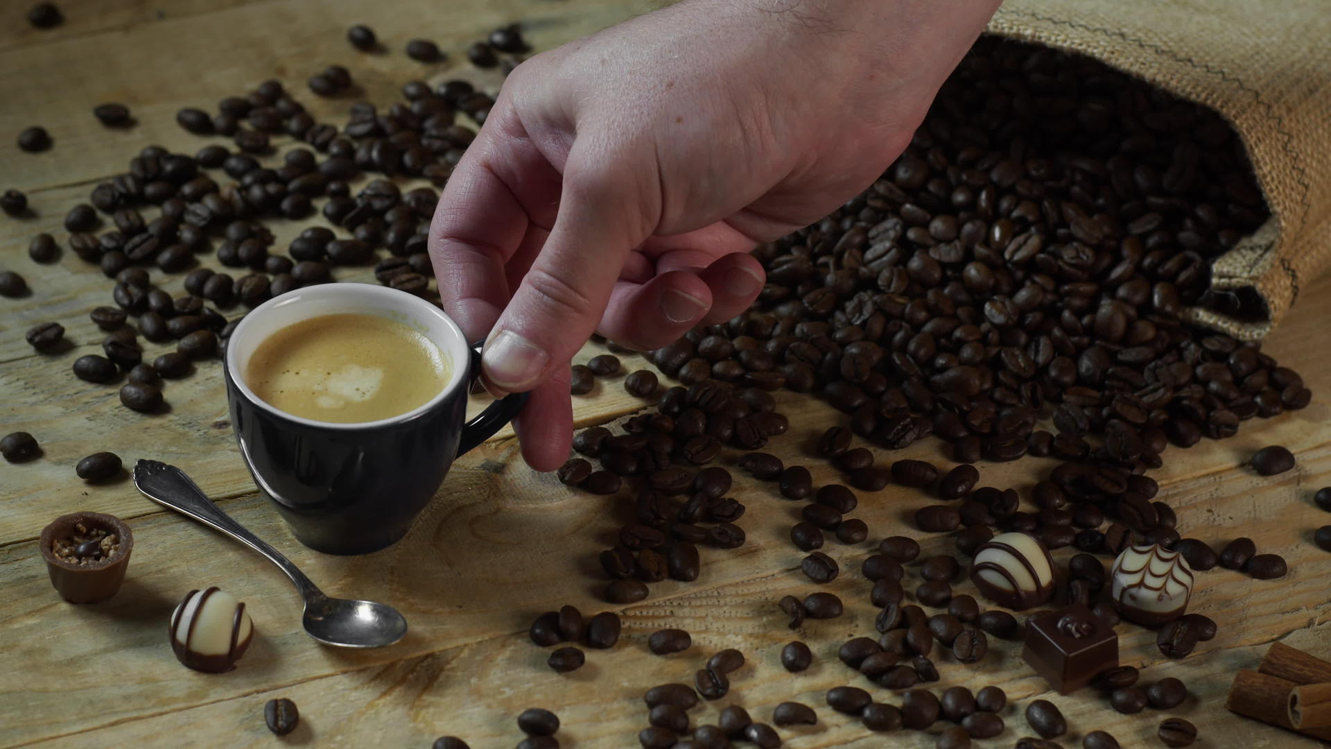 卡布奇诺把咖啡豆撒在木桌上视频的预览图