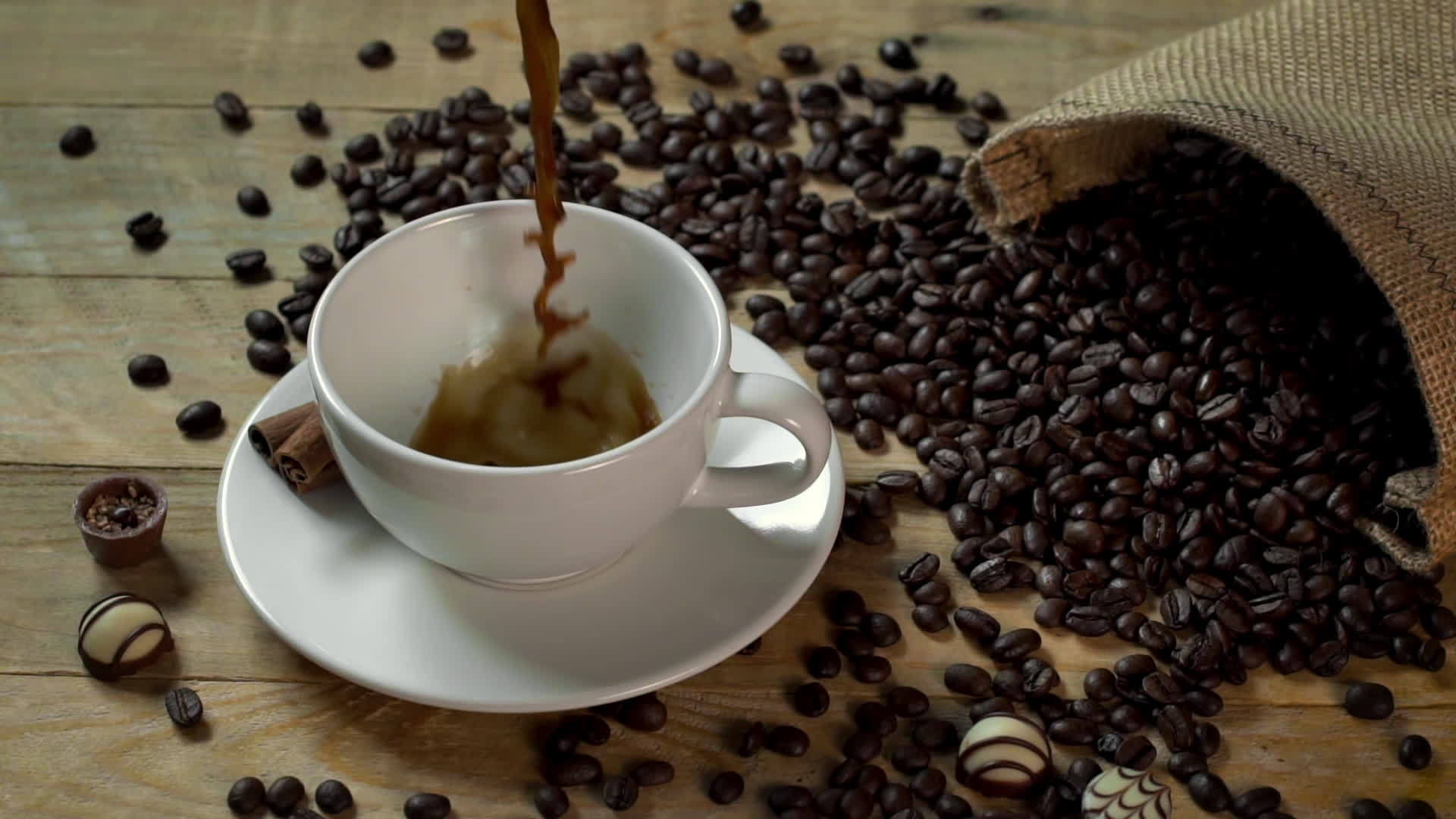 慢慢地将热黑咖啡倒入咖啡杯中视频的预览图