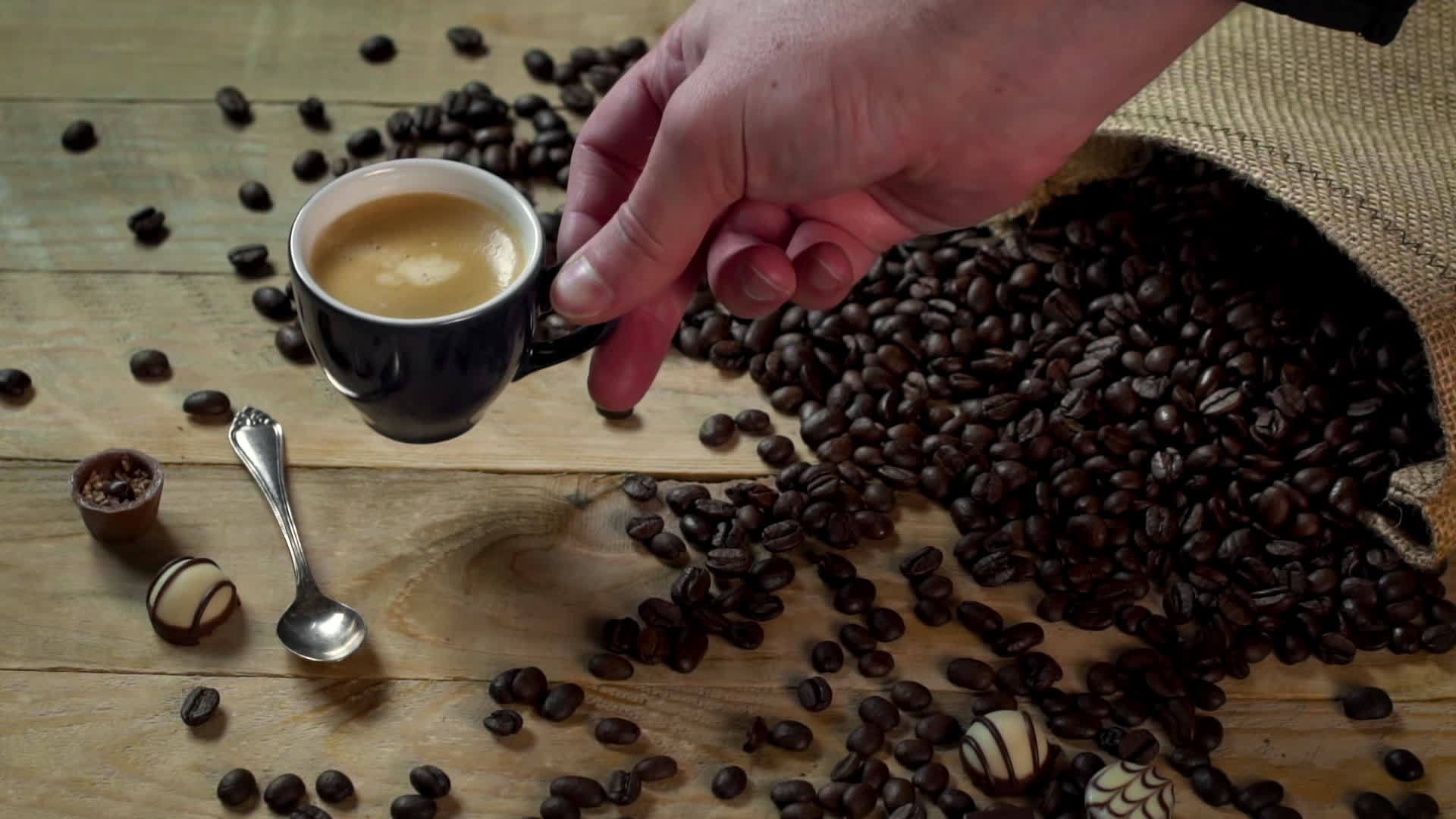 把卡布奇诺放在咖啡豆上视频的预览图