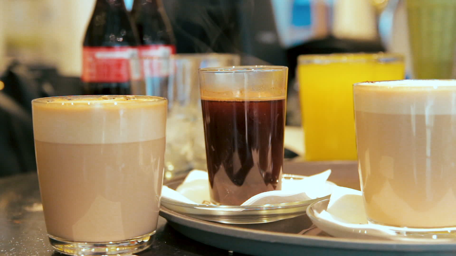 许多咖啡和果汁的杯子都放在咖啡馆的柜台上视频的预览图