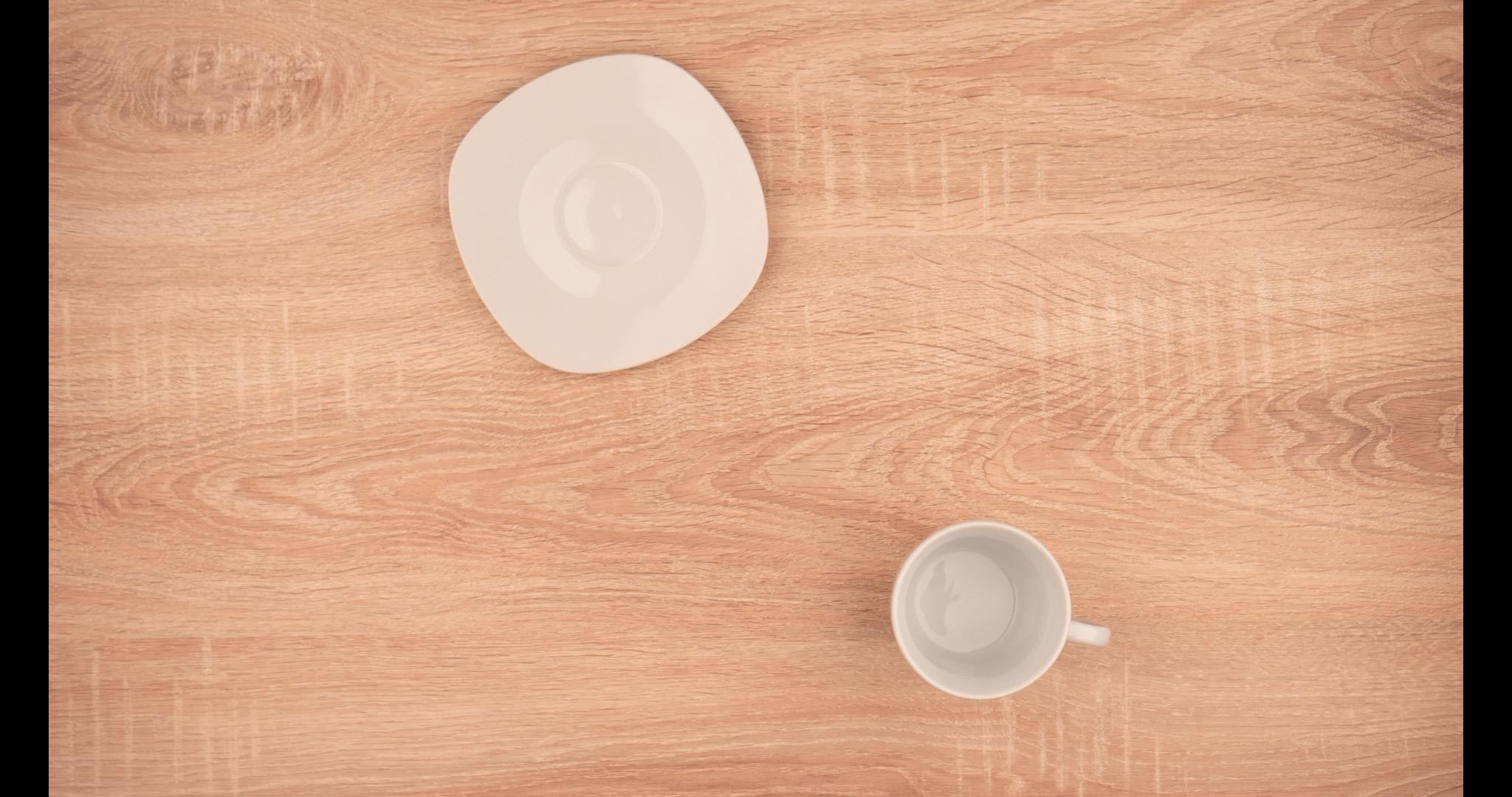 停止运动一杯咖啡在桌子上旋转视频的预览图