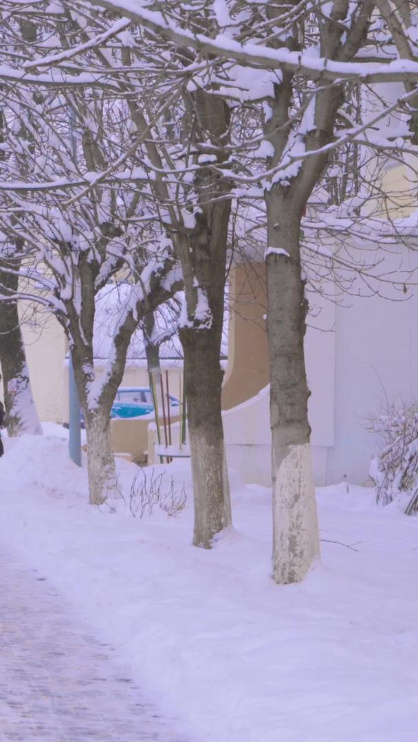 大雪天气街上厚厚的积雪天气视频的预览图
