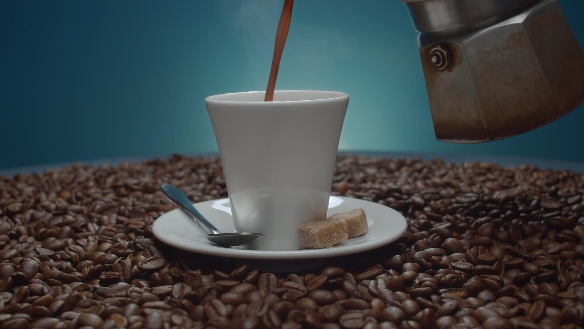 倒入杯中的咖啡视频的预览图