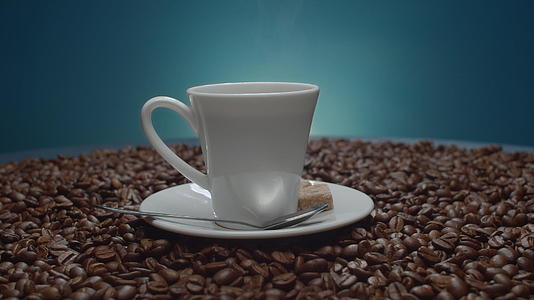 一杯热咖啡和咖啡豆视频的预览图