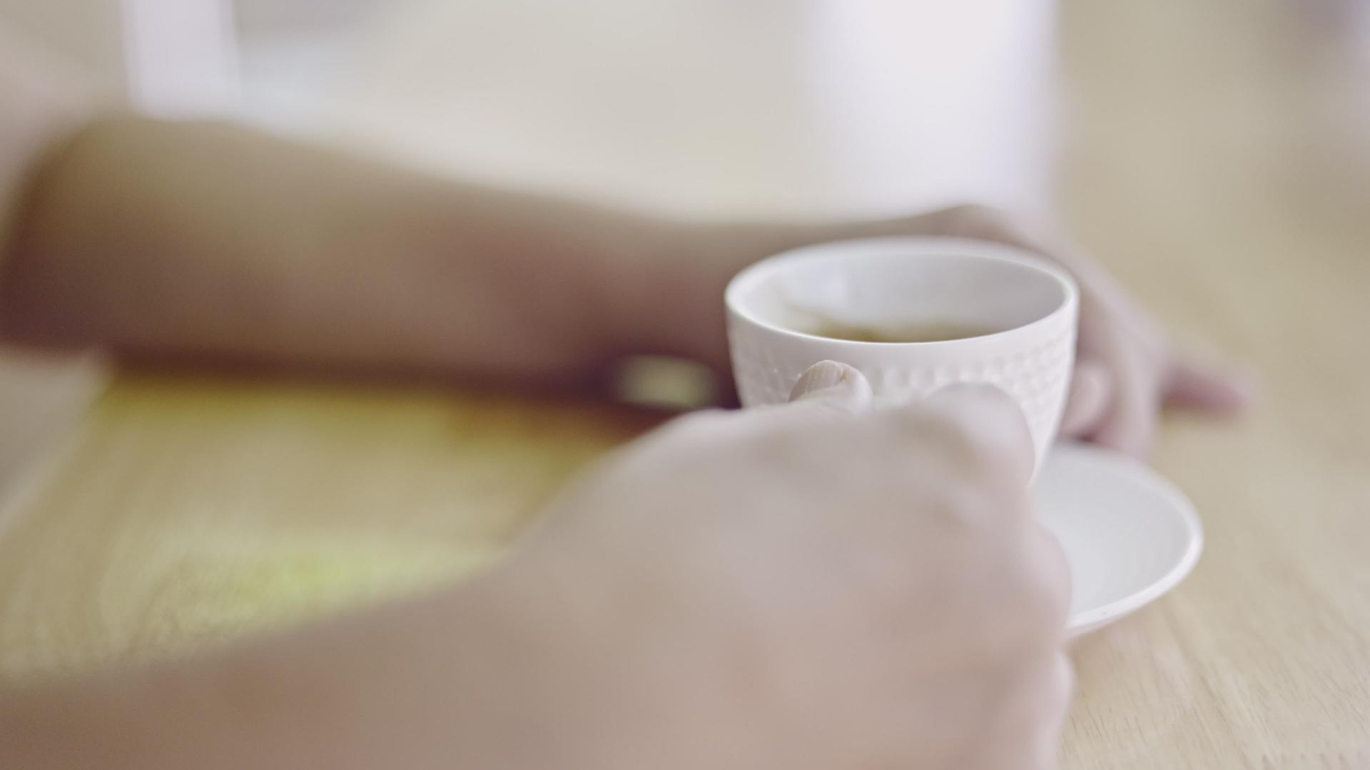 中年妇女手里拿着咖啡杯视频的预览图