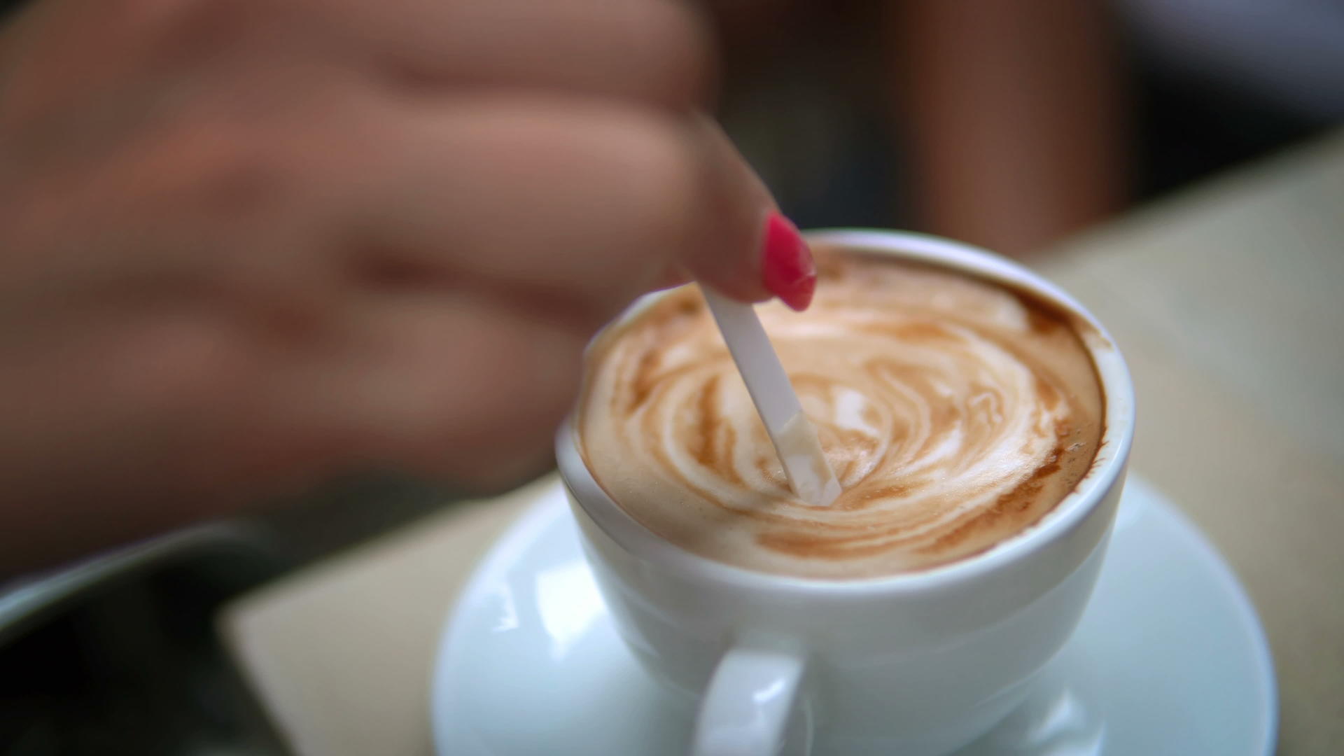 在咖啡店女人用勺子把咖啡混合在一起视频的预览图