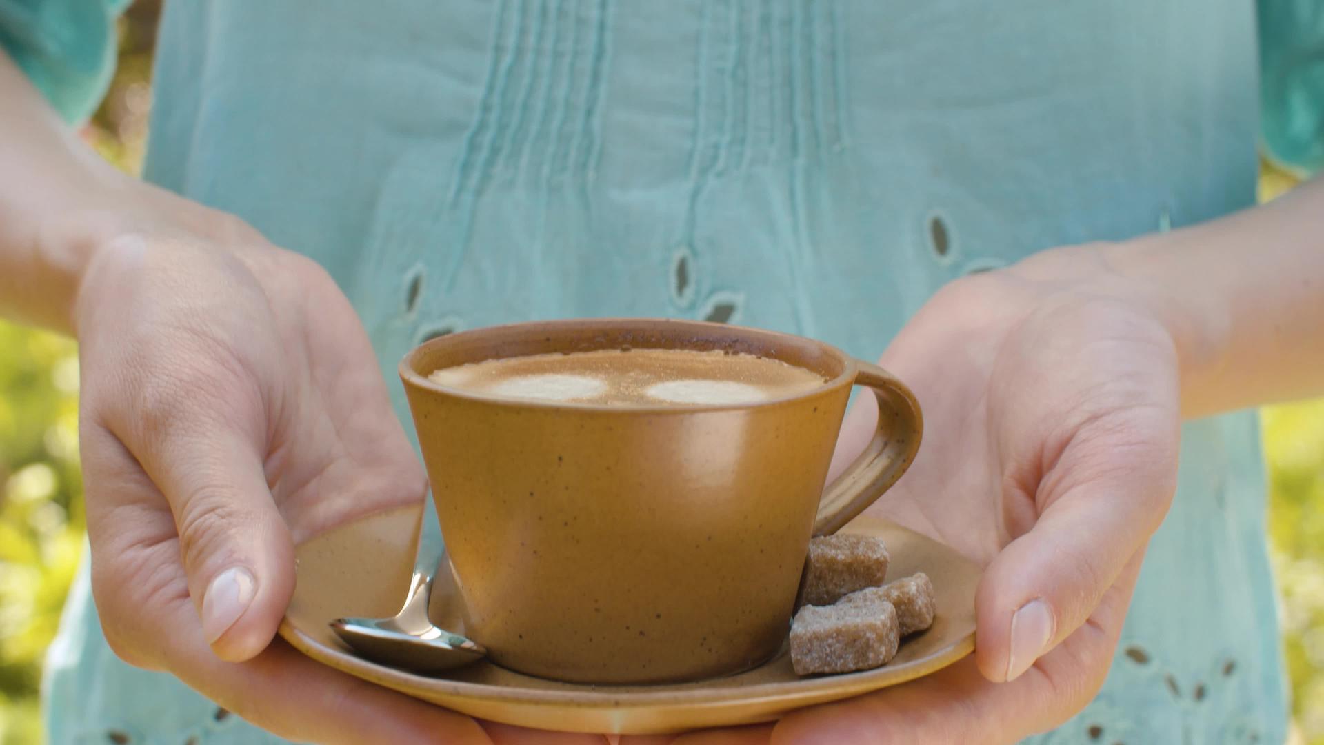 女性手中的咖啡杯视频的预览图