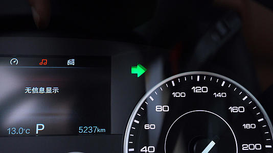 汽车仪表盘右转向灯闪烁视频的预览图