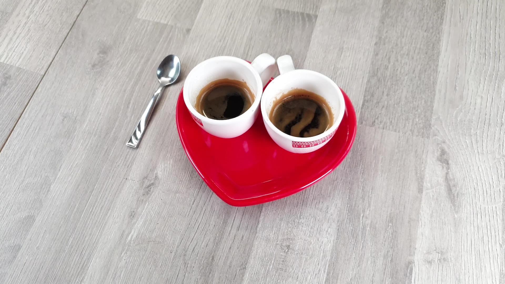 两杯咖啡配心形盘子视频的预览图