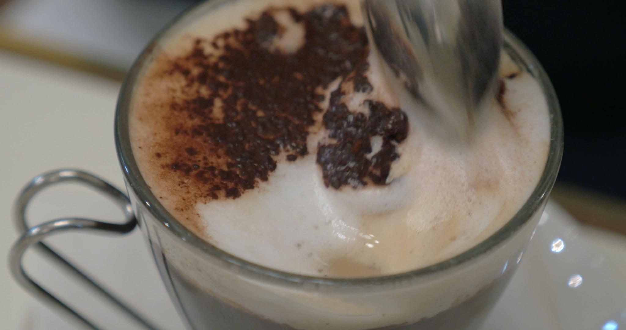 从咖啡中提取美味的泡沫视频的预览图